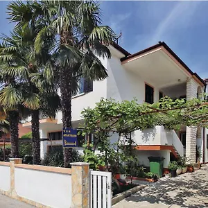 Apartment Corinne Garden, Novigrad Istria