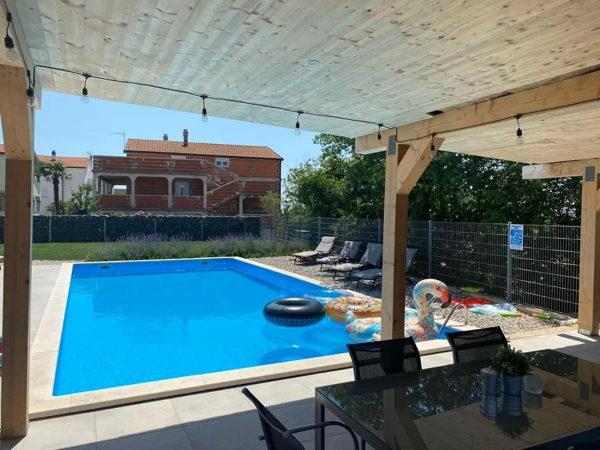 Apartment Enjoy Blue, With Pool & Pets Welcome 0*, Novigrad (Istria)